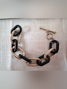 This Bellezza brand bracelet features textured bronze black oval links